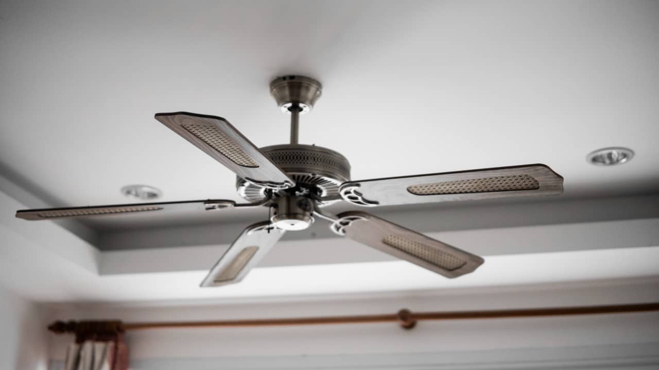Ceiling fan with short downrod