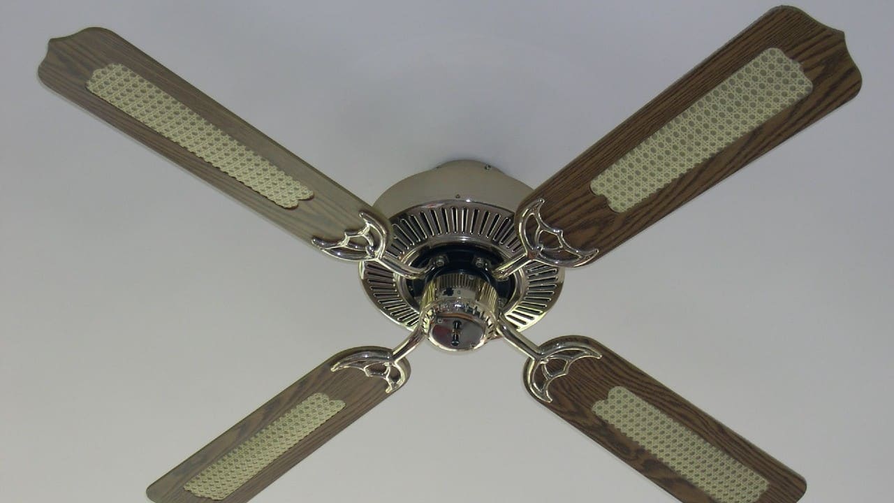 Flush-mounted ceiling fan